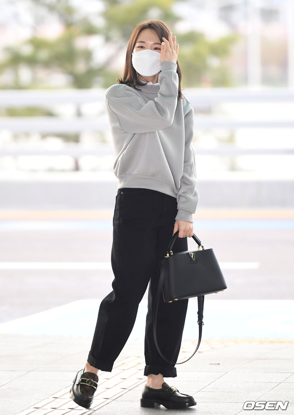 배우 한예리가 출국장으로 향하고 있다./ksl0919@osen.co.kr