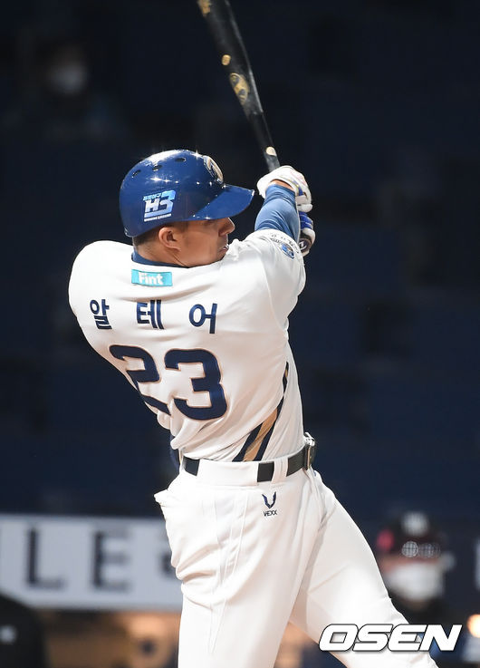 20일 오후 창원NC파크에서 '2021 신한은행 SOL KBO 리그' NC 다이노스와 KT 위즈의 경기가 진행됐다.8회말 1사 NC 알테어가 솔로홈런을 날리고 있다. /  soul1014@osen.co.kr
