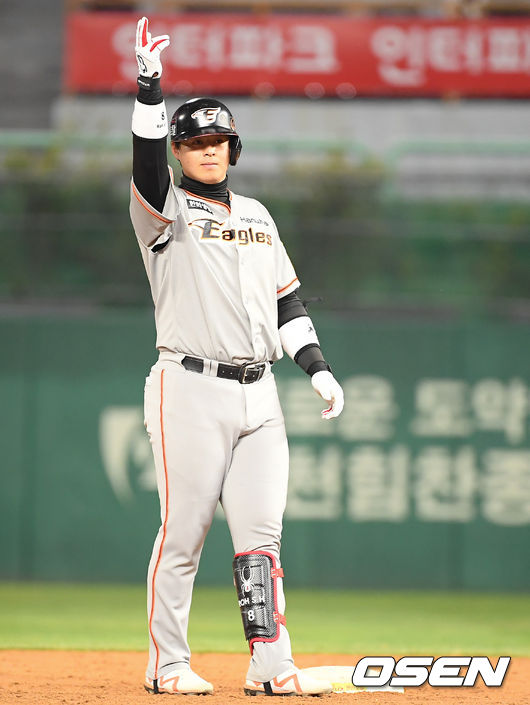 한화 노시환이 2타점 적시 2루타를 날리고 손짓하고 있다.  / soul1014@osen.co.kr