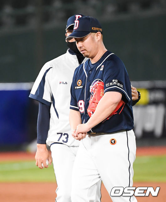 21일 오후 부산사직구장에서 '2021 신한은행 SOL KBO 리그' 롯데 자이언츠와 두산 베어스의 경기가 진행됐다.4회말 2사 만루 롯데 이대호에게 역전 2타점 적시타를 허용한 두산 선발투수 유희관이 강판되고 있다. 유희관은 이날 3.2이닝 3실점 패전 위기에 놓였다. / soul1014@osen.co.kr