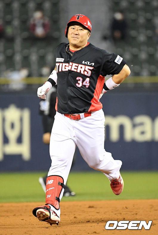 4회초 2사에서 KIA 최형우가 선제 솔로포를 날리고 그라운드를 돌고 있다. /jpnews@osen.co.kr