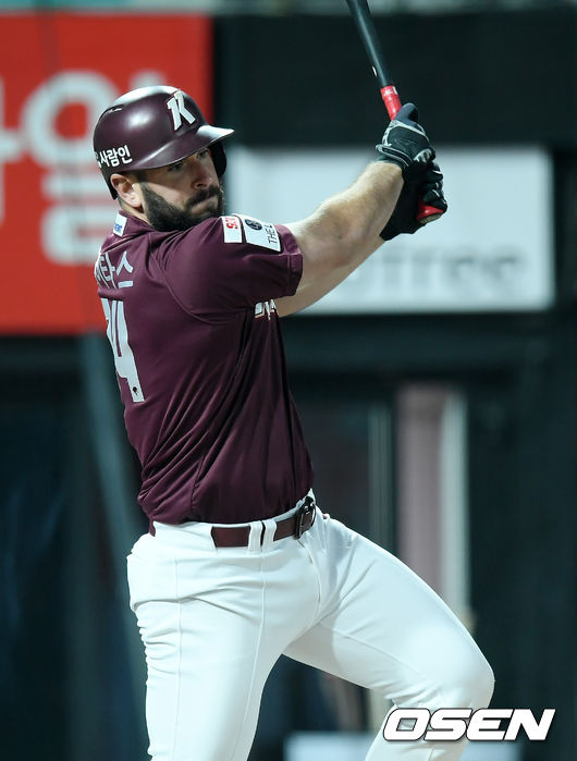 키움 프레이타스가 달아나는 1타점 적시타를 날리고 있다. /cej@osen.co.kr