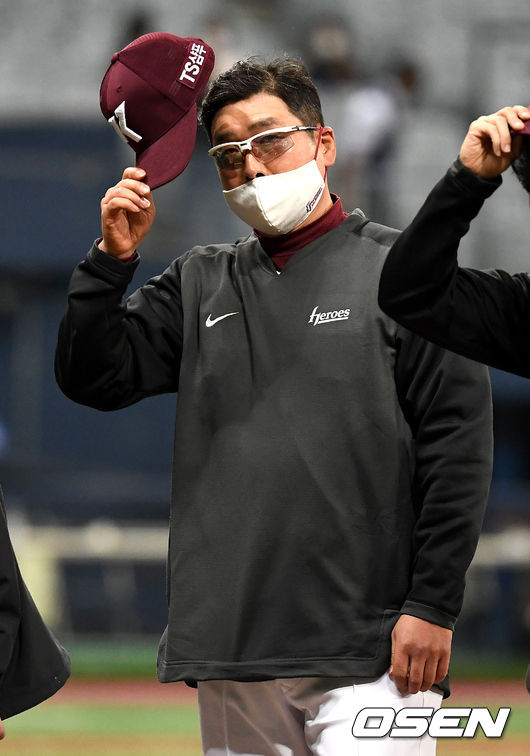 승리한 키움 홍원기 감독이 모자를 벗어 인사하고 있다. / dreamer@osen.co.kr