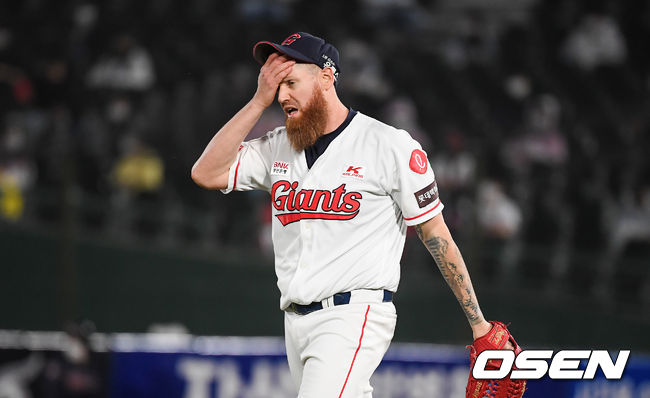 22일 오후 부산사직구장에서 '2021 신한은행 SOL KBO 리그' 롯데 자이언츠와 두산 베어스의 경기가 진행됐다.3회초 세타자 연속 안타를 허용한 롯데 선발투수 스트레일리가 아쉬워하고 있다 / soul1014@osen.co.kr