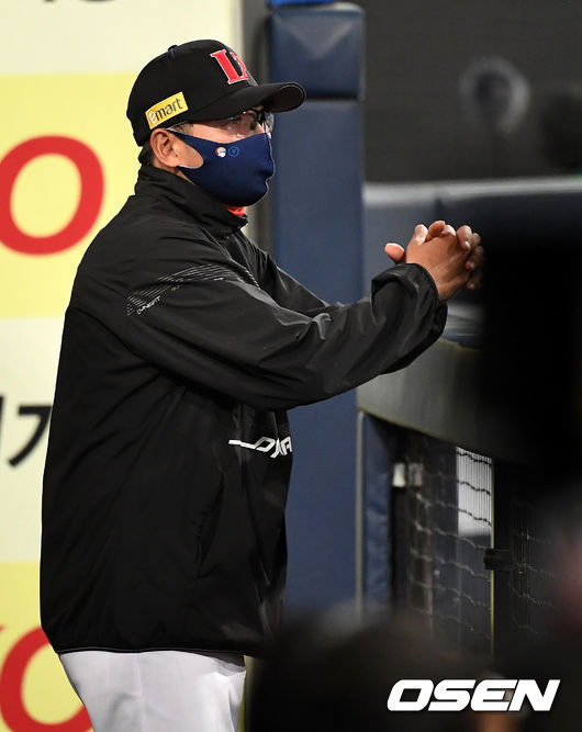 6회 수비를 앞둔 SSG 김원형 감독이 그라운드를 바라보고 있다. / dreamer@osen.co.kr