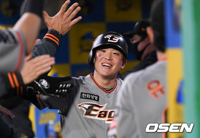2회초 2사 1,2루 한화 하주석의 1타점 적시 2루타때 홈을 밟은 2루 주자 정은원이 동료들의 축하를 받고 있다. / soul1014@osen.co.kr