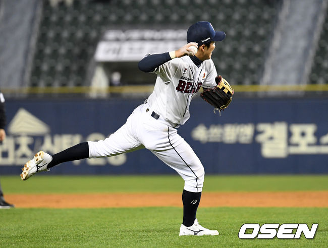 9회초 2사 2루에서 두산 허경민이 삼성 김상수를 내야땅볼로 처리하고 있다. /sunday@osen.co.kr