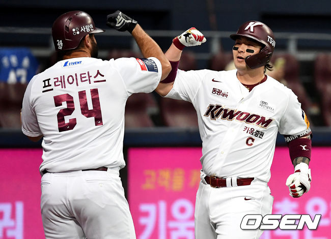 키움 박병호가 달아나는 좌월 솔로포를 날리고 프레이타스와 세리머니를 펼치고 있다. / dreamer@osen.co.kr