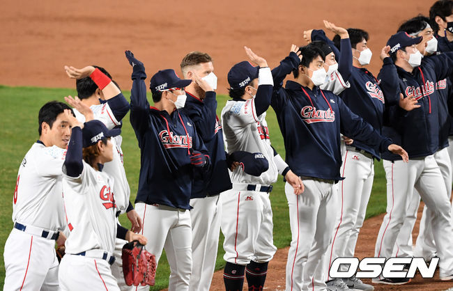 롯데는 16일 부산 사직구장에서 열린 ‘2021 신한은행 SOL KBO리그’ 정규시즌 삼성 라이온즈와의 시즌 첫 번째 맞대결에서 9-3으로 역전승을 거뒀다. 이로써 롯데는 시즌 5승6패를 마크했다. 2연패를 끊었다. 삼성은 6승6패로 승률이 다시 5할로 내려앉았다.경기 종료 후 롯데 선수들이 승리 세리머니를 펼치고 있다. /sunday@osen.co.kr