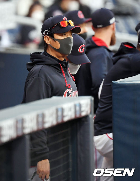 덕아웃에서 롯데 허문회 감독이 덕아웃에서 경기를 주시하고 있다./rumi@osen.co.kr