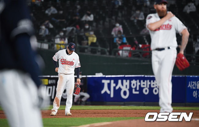 22일 오후 부산사직구장에서 '2021 신한은행 SOL KBO 리그' 롯데 자이언츠와 두산 베어스의 경기가 진행됐다.3회초 무사 1,2루 두산 김재환의 내야땅볼 타구를 포구실책한 오윤석 1루수가 아쉬워하고 있다.  / soul1014@osen.co.kr