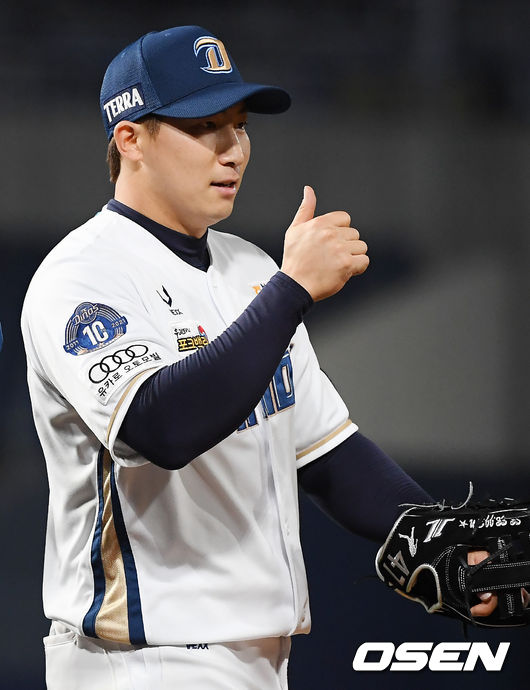 경기를 마치고 NC 나성범이 동료들과 승리의 기쁨을 나누고 있다./rumi@osen.co.kr