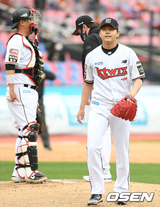 4일 오후 경기도 수원시 수원kt위즈파크에서 ‘2021 신한은행 SOL KBO 리그’ KT 위즈와 한화 이글스의 경기가 열렸다.6회초 2사 1루 KT 선발 소형준이 교체되고 있다./ksl0919@osen.co.kr