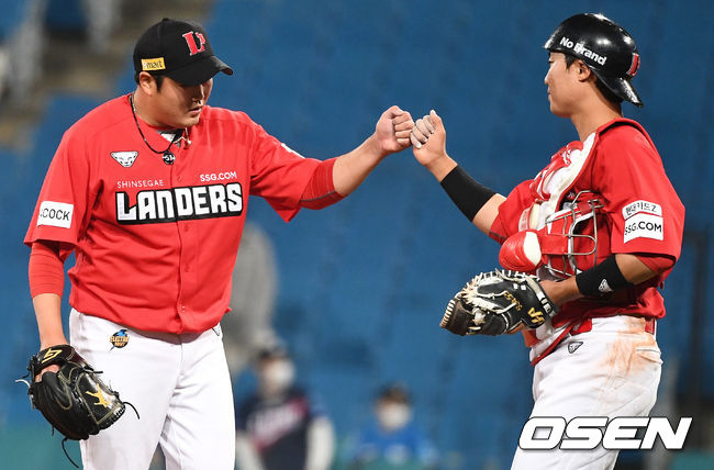 세이브를 거둔 SSG 투수 김태훈과 포수 이흥련이 인사를 나누고 있다. / dreamer@osen.co.kr