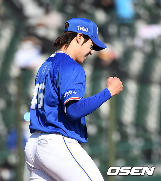 18일 오후 부산 사직야구장에서 ’2021 신한은행 SOL KBO 리그' 롯데 자이언츠와 삼성 라이온즈의 경기가 열렸다.7회말 2사 1,2루에서 삼성 원태인이 롯데 이병규를 내야땅볼로 처리하고 환호하고 있다. /sunday@osen.co.kr