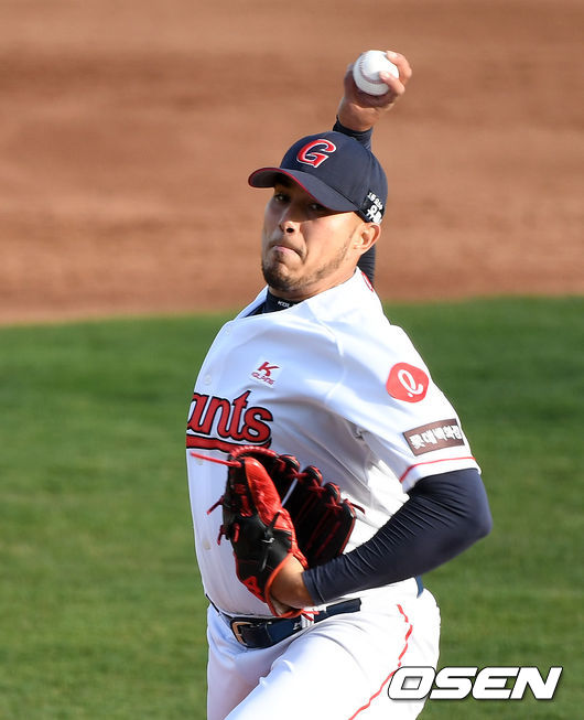 17일 오후 부산 사직야구장에서 ’2021 신한은행 SOL KBO 리그' 롯데 자이언츠와 삼성 라이온즈의 경기가 열렸다.1회초 무사에서 롯데 선발투수 프랑코가 역투하고 있다. /sunday@osen.co.kr