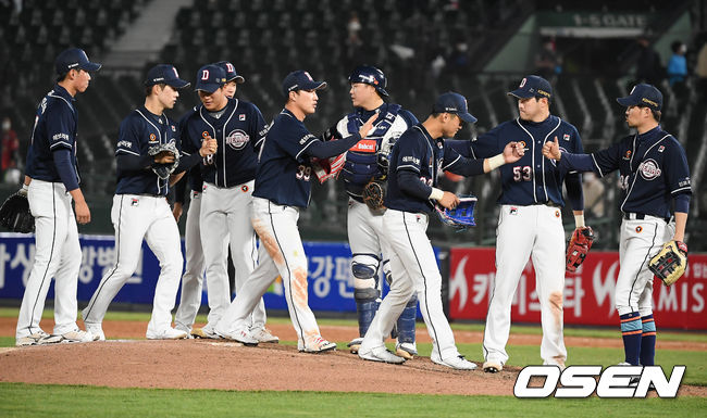 경기종료 후 두산 선수들이 승리의 기쁨을 나누고 있다. / soul1014@osen.co.kr