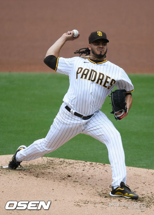 [사진] 샌디에이고의 디넬슨 라멧이 22일(한국시간) 펫코 파크에서 벌어진 밀워키와의 경기에서 힘차게 공을 던지고 있다.ⓒGettyimages(무단전재 및 재배포 금지)