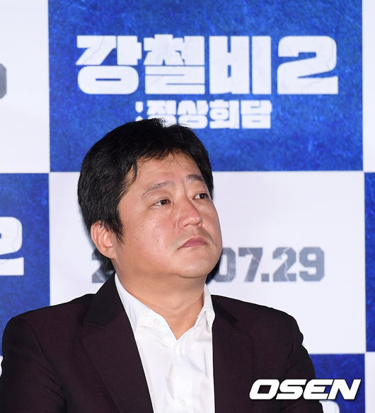 23일 서울 광진구 롯데시네마 건대입구에서 영화 '강철비2: 정상회담(감독 양우석)’ 언론배급 시사회가 열렸다. 배우 곽도원이 취재진의 질문을 듣고 있다. /cej@osen.co.kr
