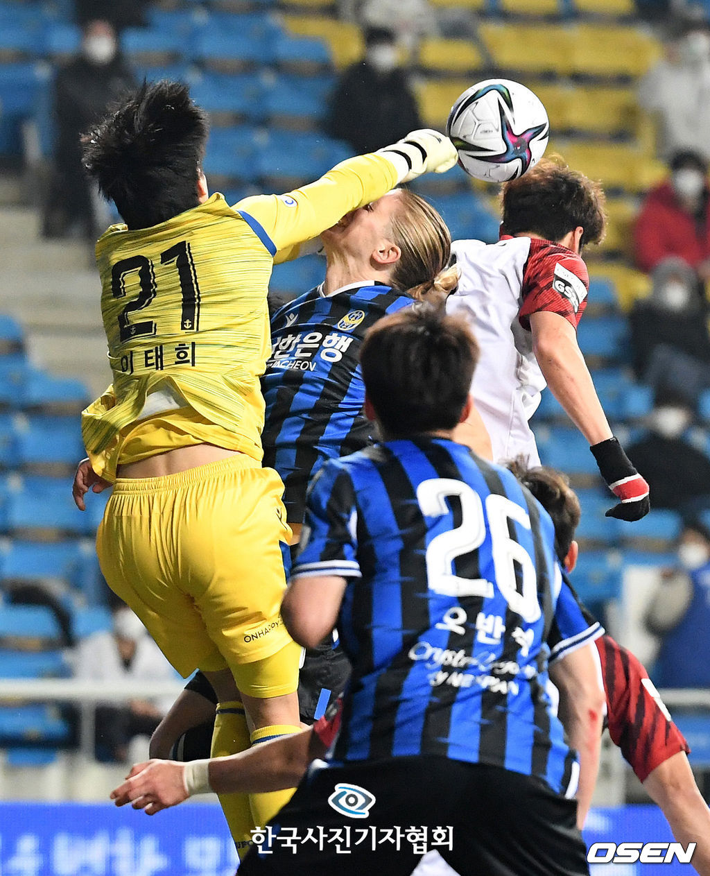 <이달의보도사진상 - 최우수상>13일 오후 인천축구전용경기장에서 열린 하나원큐 K리그1 2021 4라운드 인천 유나이티드와 FC서울의 경기, 후반 인천 이태희 골키퍼가 델브리지와 서울 기성용에 앞서 공중볼을 처리하고 있다.<지형준기자/ 오 센/ 한국사진기자협회 - 무단전재 재배포금지>