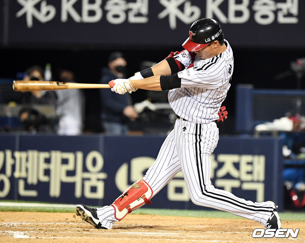 8회말 무사에서 대타로 나선 LG 한석현이 3루타를 날리고 있다. /jpnews@osen.co.kr
