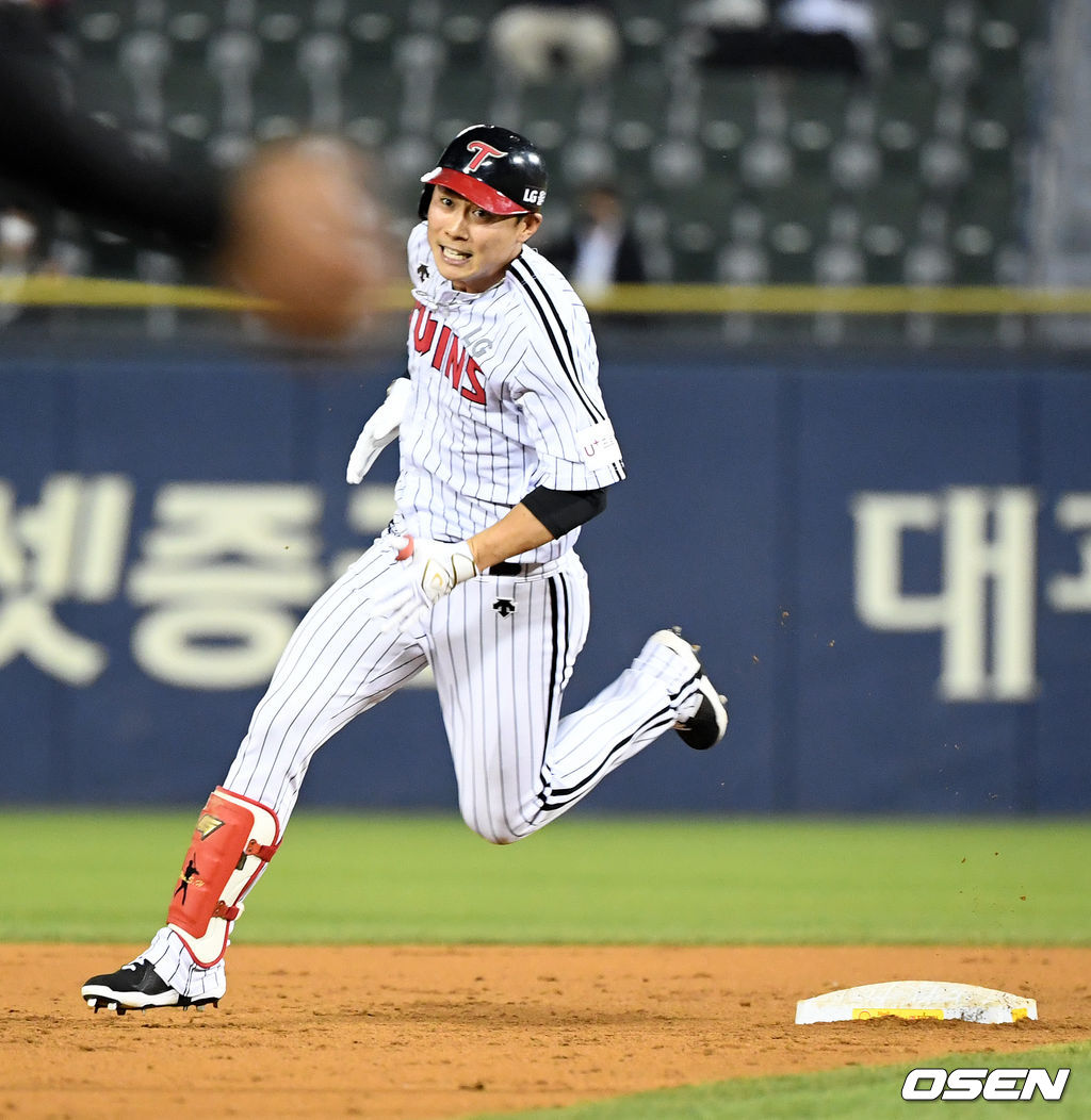 8회말 무사에서 대타로 나선 LG 한석현이 3루타를 날리고 2루를 돌아 3루로 향하고 있다. /jpnews@osen.co.kr