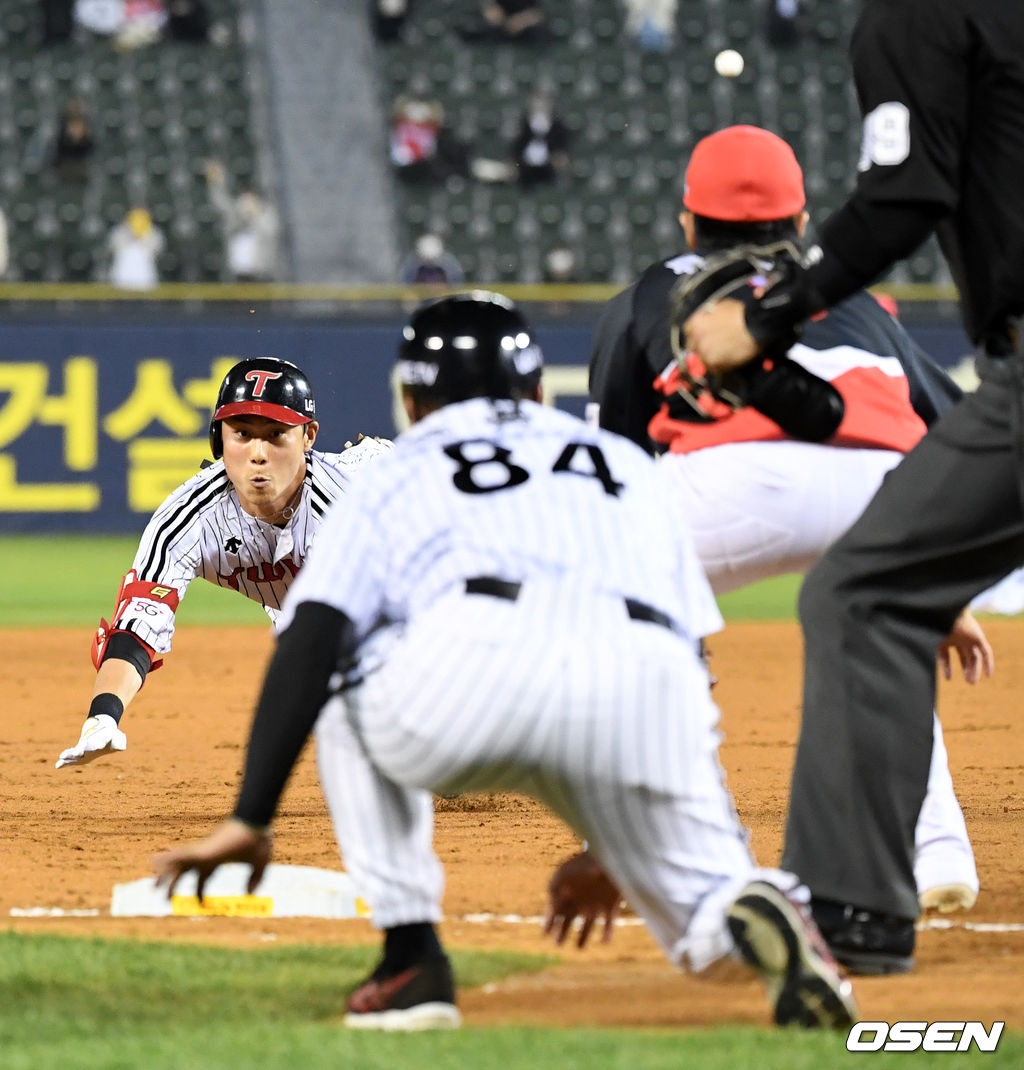 8회말 무사에서 대타로 나선 LG 한석현이 3루타를 날리고 헤드퍼스트 슬라이딩을 하고 있다. /jpnews@osen.co.kr