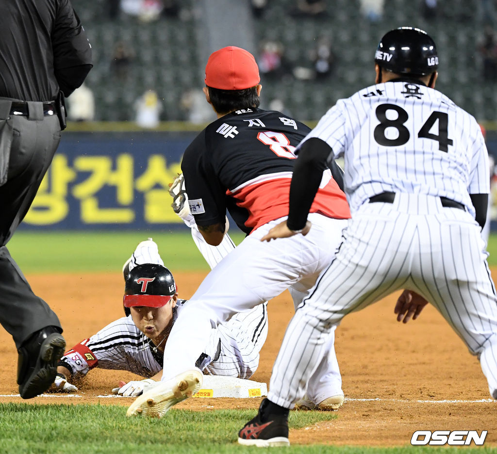 8회말 무사에서 대타로 나선 LG 한석현이 3루타를 날리고 헤드퍼스트 슬라이딩 세이프되고 있다. /jpnews@osen.co.kr