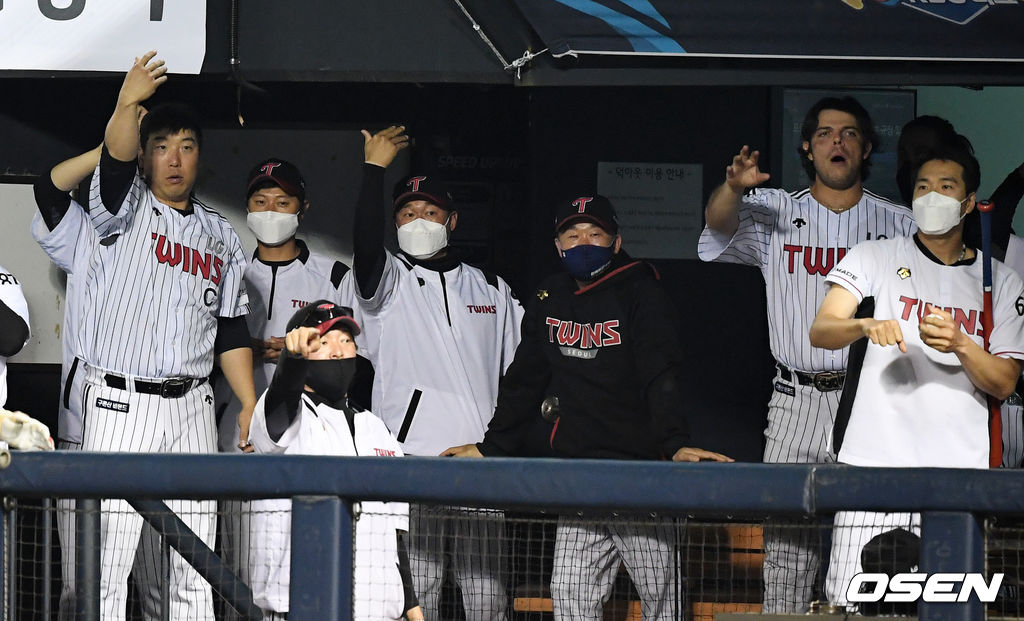 8회말 무사에서 대타로 나선 LG 한석현이 프로 데뷔 첫 안타를 날리자 더그아웃의 동료선수들이 공을 회수하고 있다. /jpnews@osen.co.kr