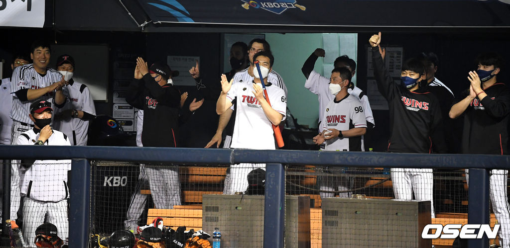 8회말 무사에서 대타로 나선 LG 한석현이 프로 데뷔 첫 안타를 날리자 더그아웃의 동료선수들이 기뻐하고 있다. /jpnews@osen.co.kr