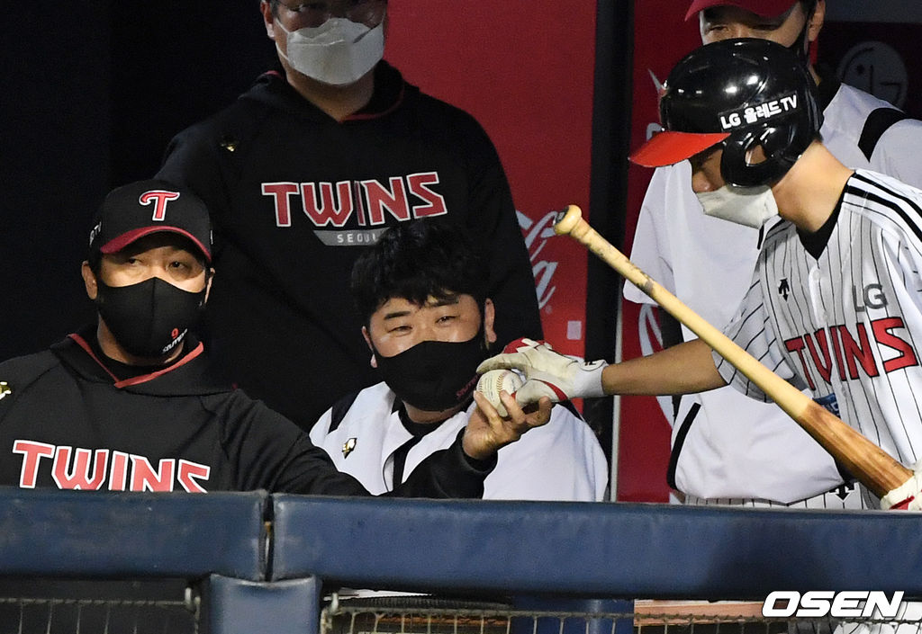 8회말 무사에서 대타로 나선 LG 한석현이 프로 데뷔 첫 안타를 날리자 이병규 코치가 볼보이에게 볼을 회수하고 있다. /jpnews@osen.co.kr