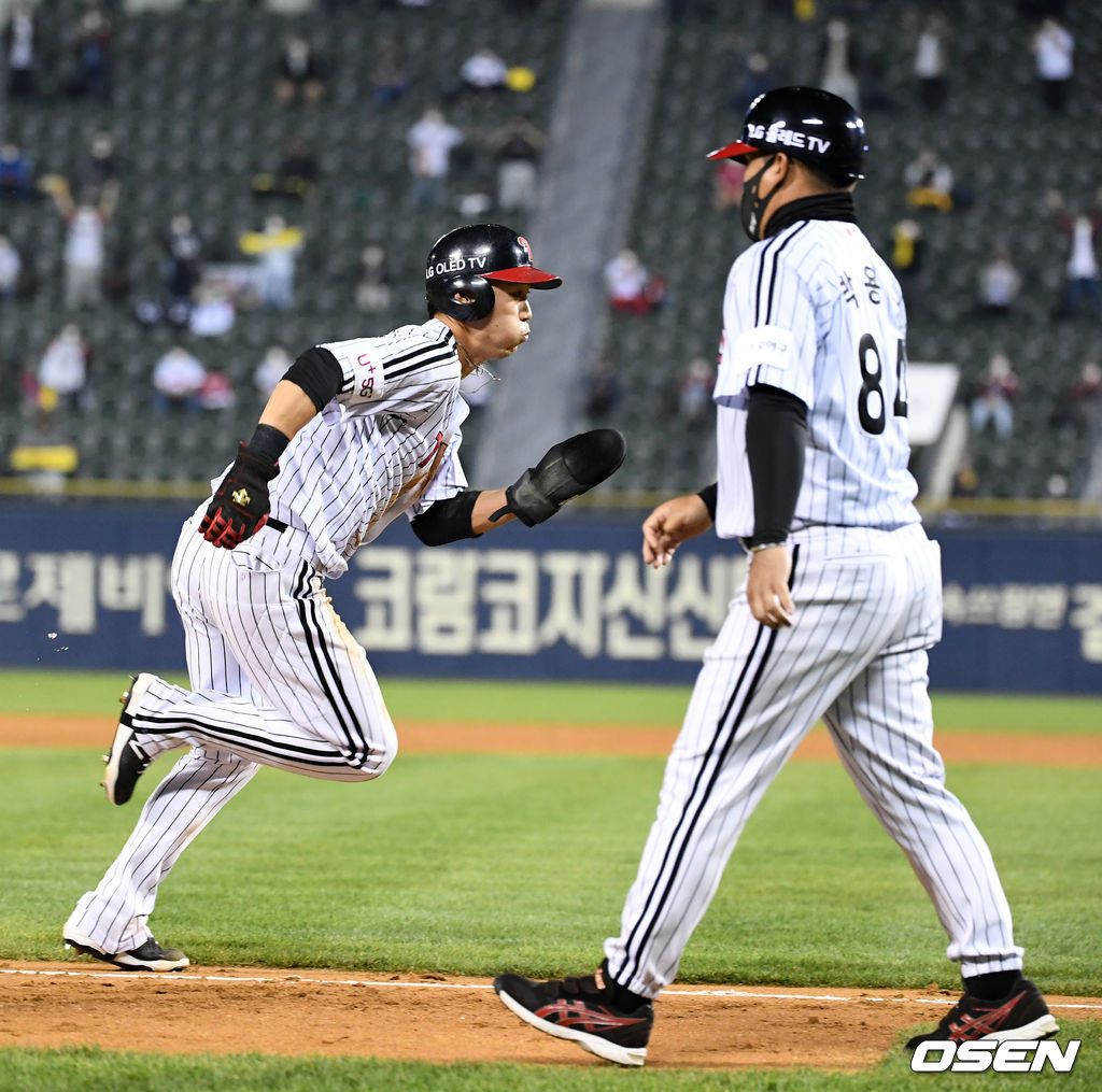 8회말 무사 3루에서 LG 한석현이 오지환이 희생플라이에 태그업하고 있다. /jpnews@osen.co.kr