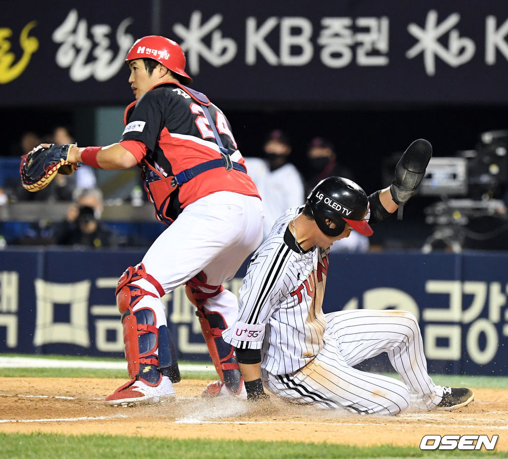 8회말 무사 3루에서 LG 한석현이 오지환의 희생플라이에 홈에서 슬라이딩 세이프되고 있다. /jpnews@osen.co.kr