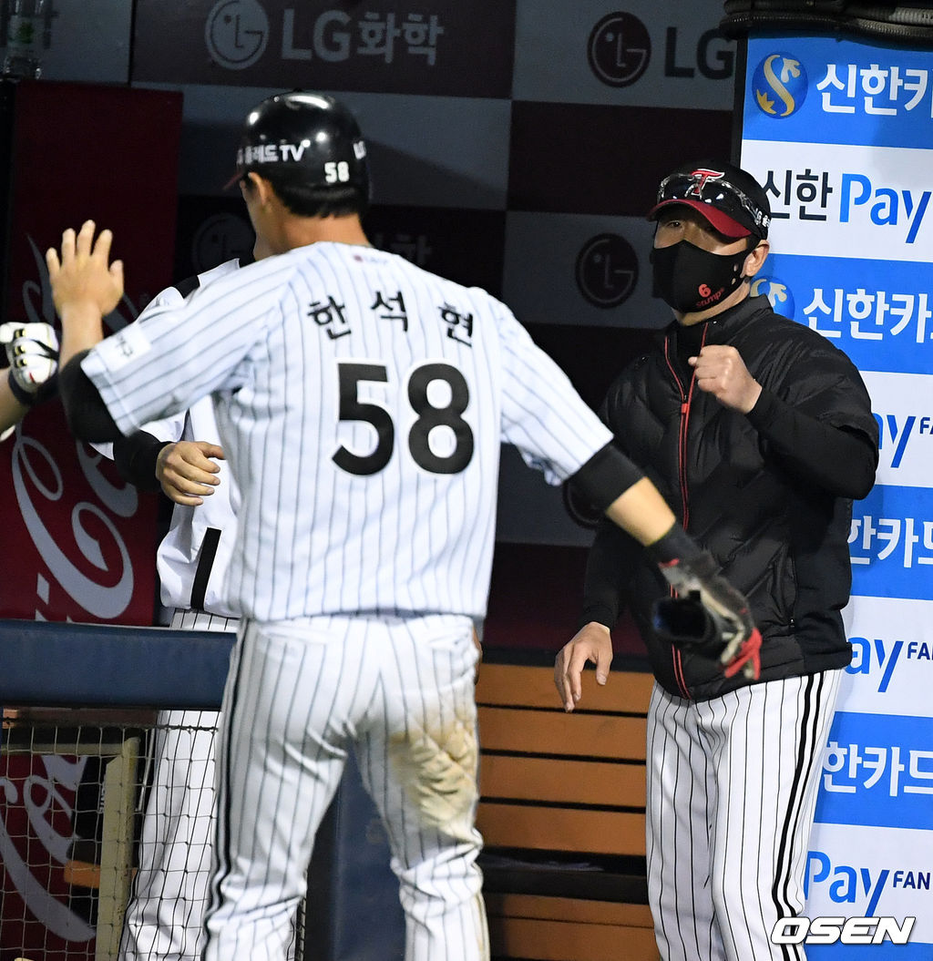 8회말 무사 3루에서 LG 한석현이 오지환의 희생플라이에 홈을 밟고 동점에 성공하며 류지현 감독과 기뻐하고 있다. /jpnews@osen.co.kr