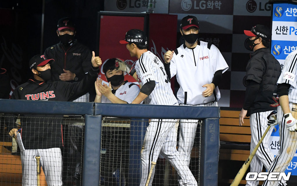 8회말 무사 3루에서 LG 한석현이 오지환의 희생플라이에 홈을 밟고 동점에 성공하며 코칭스태프와 기뻐하고 있다. /jpnews@osen.co.kr