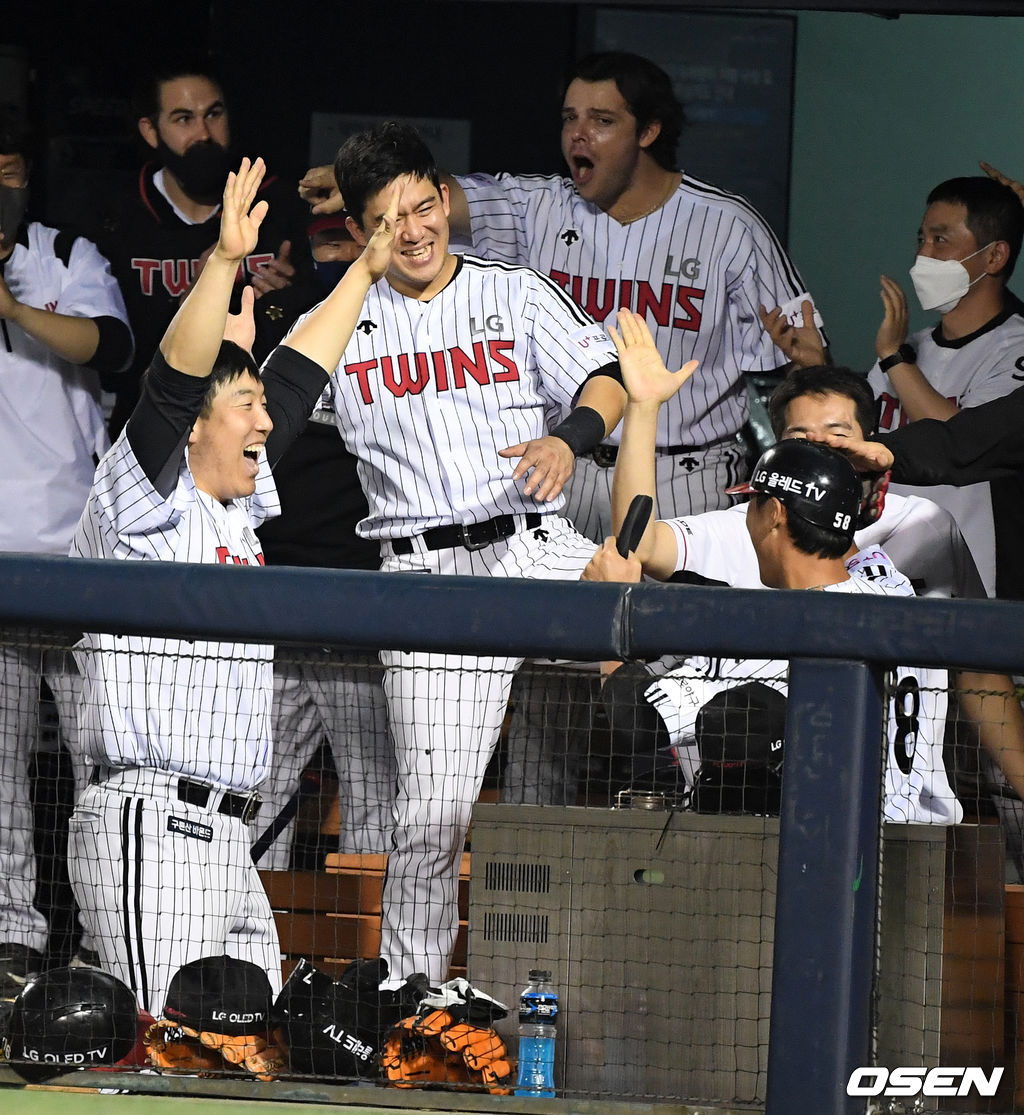 8회말 무사 3루에서 LG 한석현이 오지환의 희생플라이에 홈을 밟고 동점에 성공하며 김현수, 김민성과 기뻐하고 있다. /jpnews@osen.co.kr
