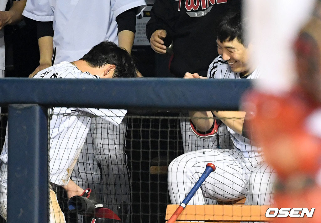 8회말 무사 3루에서 LG 한석현이 오지환의 희생플라이에 홈을 밟고 동점에 성공하며 김현수와 기뻐하고 있다. /jpnews@osen.co.kr