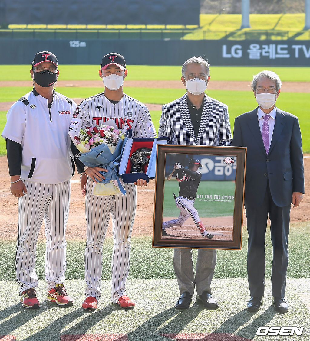 LG 한석현의 퓨처스리그 30호 사이클링 히트 달성 기념시상식 (우측부터) KBO 정운찬 총재, LG 스포츠단 이규홍 대표이사, LG 한석현, 황병일 2군 감독이 기념촬영을 하고 있다. /youngrae@osen.co.kr