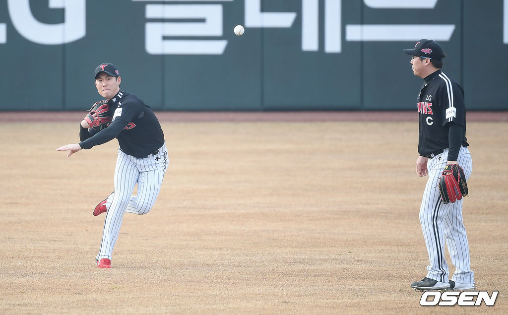 LG 한석현이 2021 스프링캠프에서 김현수와 외야에서 훈련을 하고 있다  / soul1014@osen.co.kr