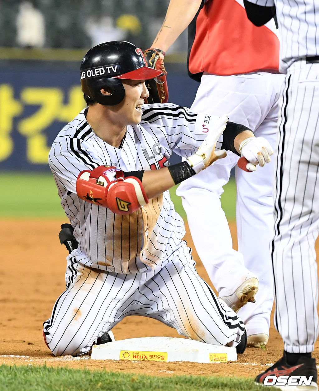 8회말 무사에서 대타로 나선 LG 한석현이 3루타를 날리고 시계 세리머니를 하고 있다. /jpnews@osen.co.kr