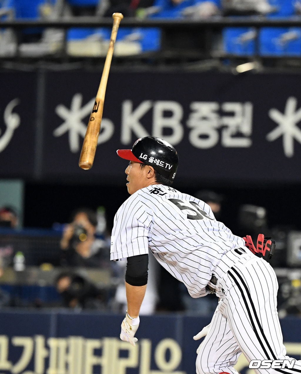 8회말 무사에서 대타로 나선 LG 한석현이 3루타를 날리고 있다. /jpnews@osen.co.kr