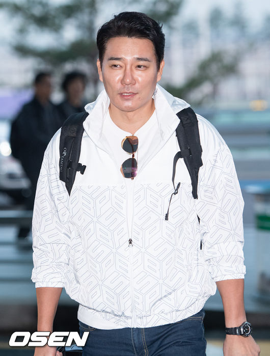 이태곤이 출국장을 이동하고 있다. /soul1014@osen.co.kr