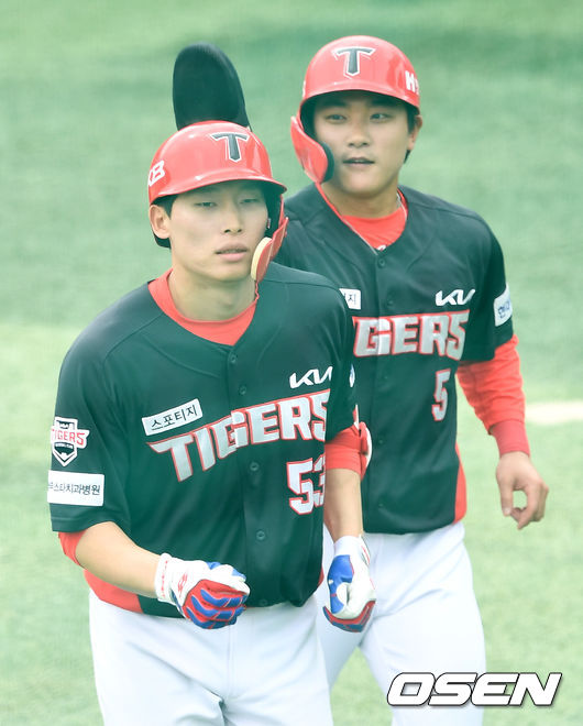 23일 오후 전북 익산시 익산야구장에서 '2021 KBO 퓨처스리그' KT 위즈와 KIA 타이거즈의 경기가 열렸다. 7회초 2사 만루 상황 KIA 김호령이 추격의 우월 만루포를 날리고 홈을 밟은 뒤 더그아웃으로 향하며 김태진의 축하를 받고 있다. / dreamer@osen.co.kr