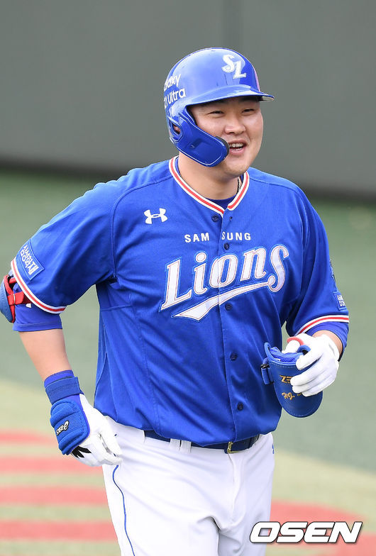 6회초 무사 주자 1루 삼성 오재일이 희생타를 날린 후 미소 지으며 덕아웃으로 향하고 있다./rumi@osen.co.kr