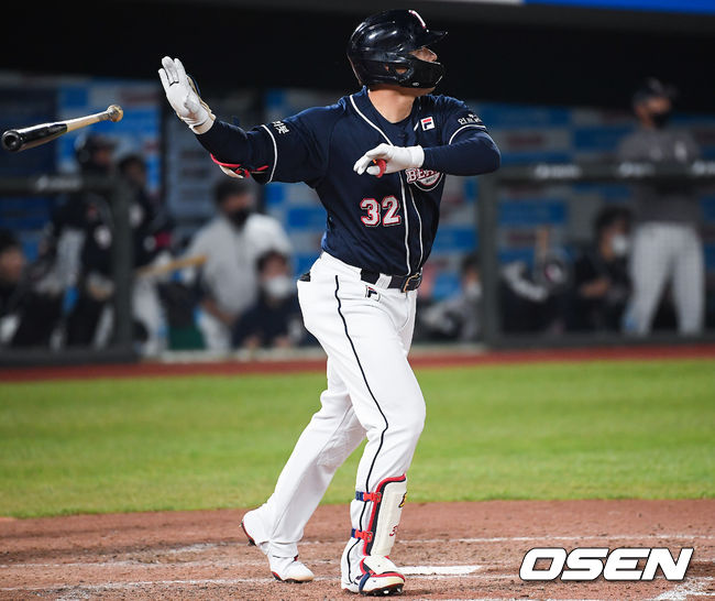 21일 오후 부산사직구장에서 '2021 신한은행 SOL KBO 리그' 롯데 자이언츠와 두산 베어스의 경기가 진행됐다.5회초 2사 2,3루 두산 김재환이 재역전 3점 홈런을 날리고 있다. / soul1014@osen.co.kr