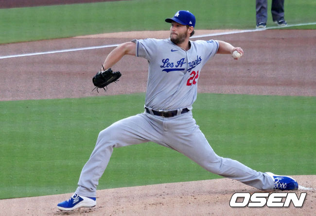 [OSEN=샌디에이고, 이사부 통신원] LA 다저스가 에이스 커쇼의 활약을 앞세워 8연승을 질주했다. 다저스는 18일(이하 한국시간) 미국 캘리포니아주 샌디에이고 펫코파크에서 열린 샌디에이고 파드리스와의 원정 경기에서 2-0 영봉승을 장식했다. 선발 커쇼는 시즌 3승째를 거뒀다. 샌디에이고 김하성은 벤치를 지켰다.샌디에이고 선발 다르빗슈는 7이닝 1피안타 2볼넷 9탈삼진 1실점 호투에도 패전의 멍에를 썼다. 7회 1사 2루와 9회 1사 1,2루 득점권 기회를 놓친 게 아쉬웠다.1회말 무사에서 LA 다저스 선발투수 클레이튼 커쇼가 역투하고 있다. /lsboo@osen.co.kr