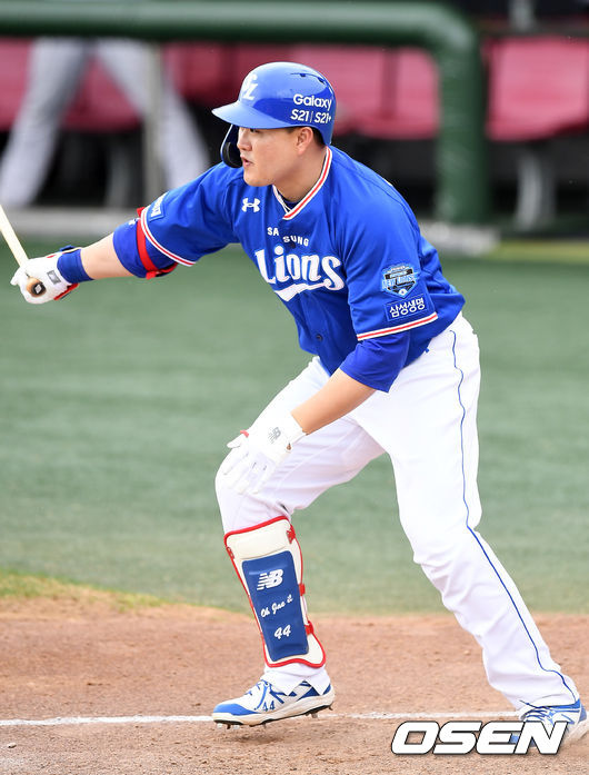 23일 오후 경기도 이천시 LG챔피언스파크에서 '2021 KBO 퓨처스리그' LG 트윈스와 삼성 라이온즈의 경기가 열렸다. 6회초 무사 주자 1루 삼성 오재일이 희생타를 날리고 있다./rumi@osen.co.kr