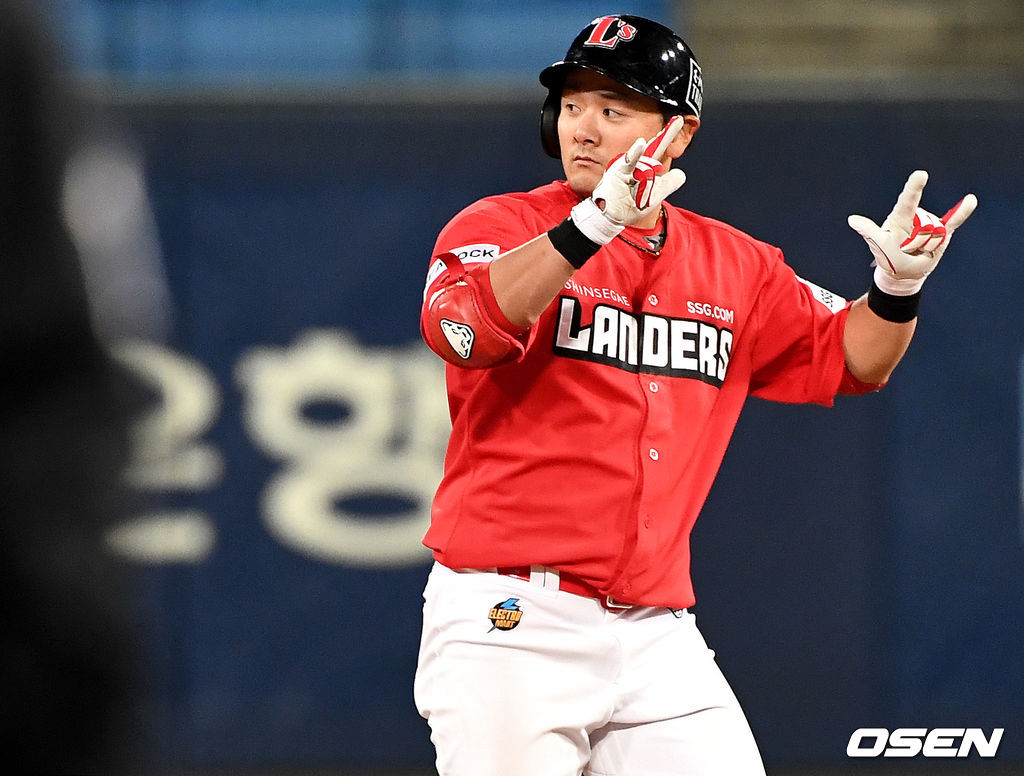 SSG 최주환이 달아나는 싹쓸이 3타점 2루타를 날리고 2루에 안착해 세리머니를 하고 있다. / dreamer@osen.co.kr