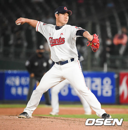 22일 오후 부산사직구장에서 '2021 신한은행 SOL KBO 리그' 롯데 자이언츠와 두산 베어스의 경기가 진행됐다.9회초 롯데 강태율 포수가 공을 던지고 있다. / soul1014@osen.co.kr