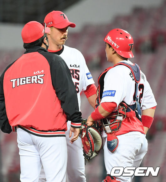 23일 광주기아챔피언스필드에서 '2021 신한은행 SOL KBO 리그' KIA 타이거즈와 삼성 라이온즈의 경기가 진행됐다. 4회초 2사 1루 KIA 한승택 포수가 보크판정에 흥분한 멩덴을 다독이고 있다. / soul1014@osen.co.kr  